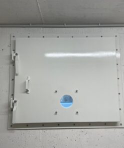 Notausstieg für Kellerfenster zu mit Loch für Filteranlage