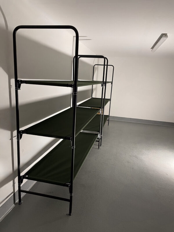 3-Etagenbett im Schutzraum, Schutzraumliege